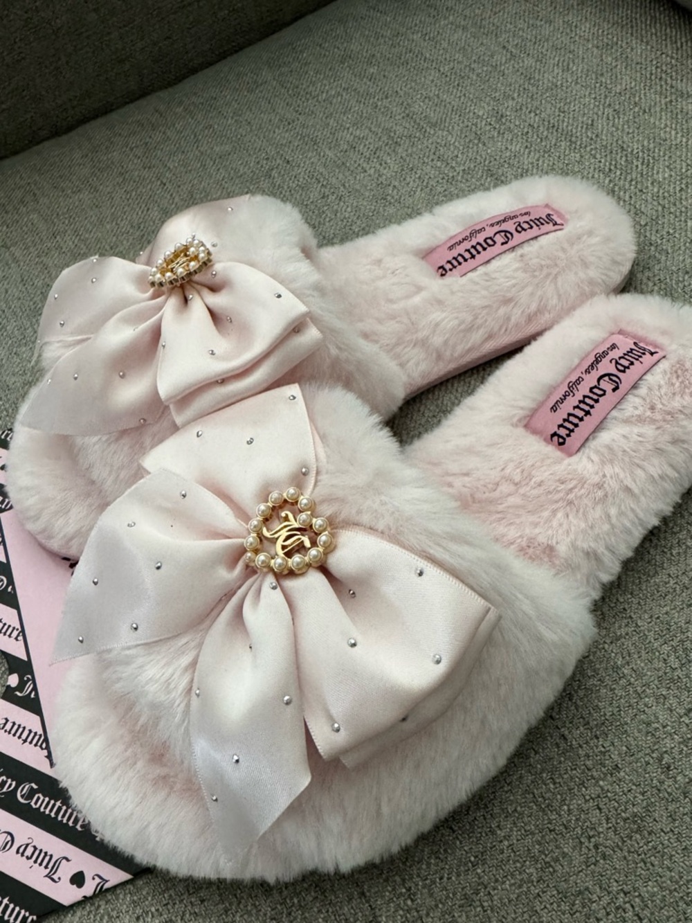 Juicy Couture Light Pink Fuzzy Slide Women’s Slippers✨